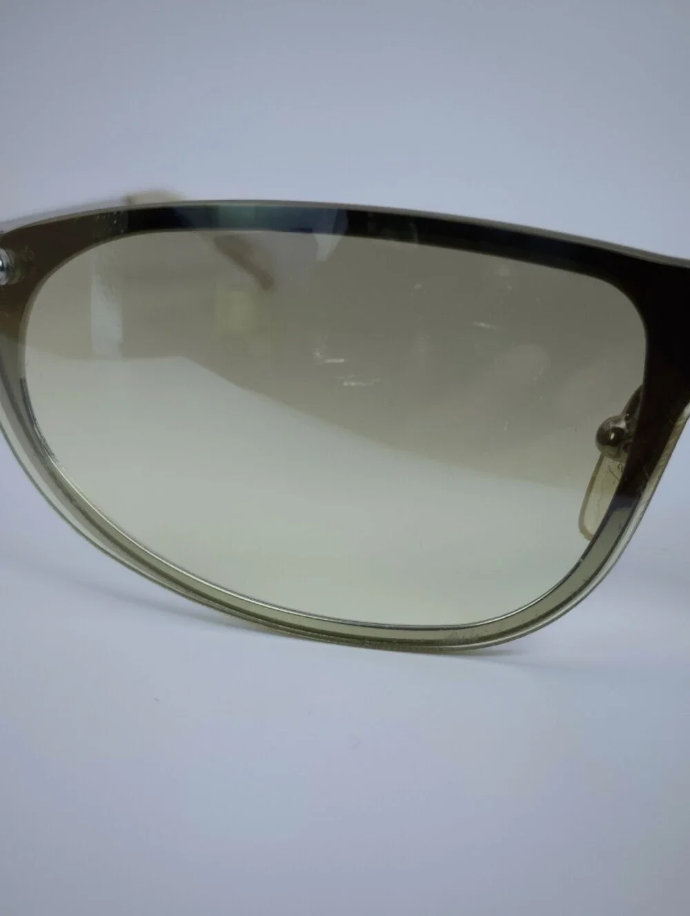 GUESS GU5115.  Olive Green Gradient Oval Wrap Sunglasses.